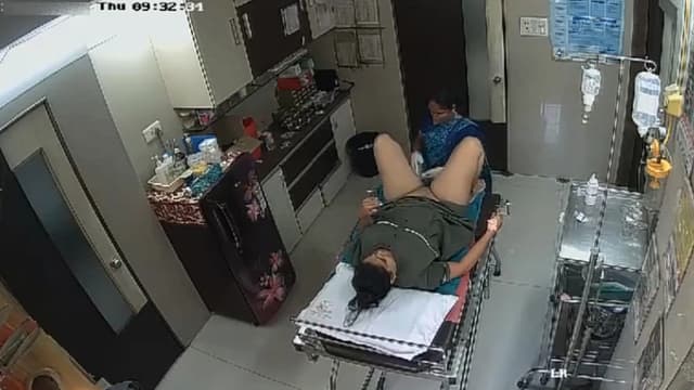 Desi Bhabhi In Clinic House-Keeper Shaving Her Pussy – hindixxx